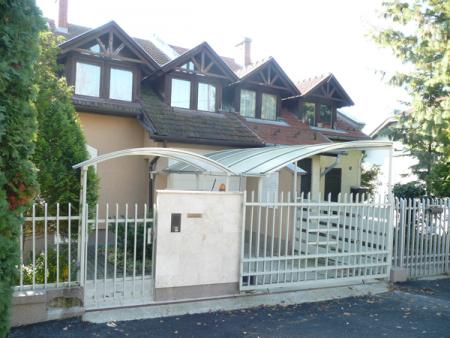 Fedett autó beálló polikarbonátból