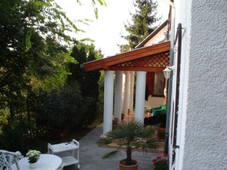 Oszlop alátámasztású előtető