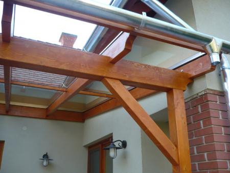 Fa teraszfedés alumínium csatornával