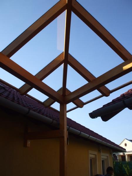 Fa teraszfedés ragasztott biztonsági üveggel 