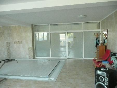 Függönyfal belső térben