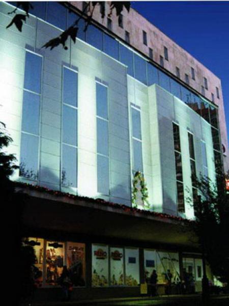 Függönyfal rejtett alsó megvilágítással