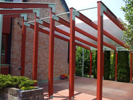 Gépkocsi beálló polikarbonát fedéssel