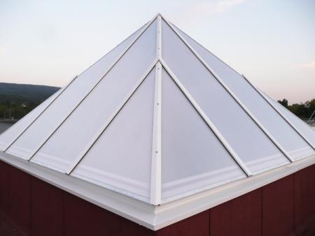 Négyszögletes kupola, polikarbonátból készült, egy üzletközpont tetején