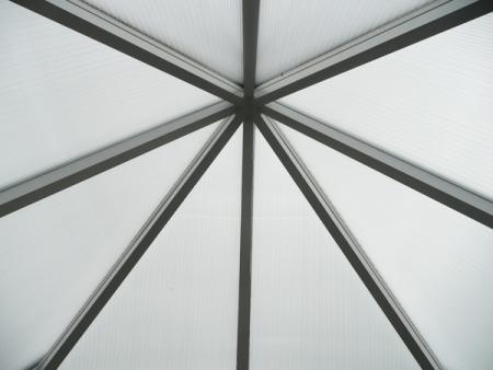 Csúcsukban összefutó polikarbonát tetős, acél szerkezetes kupola