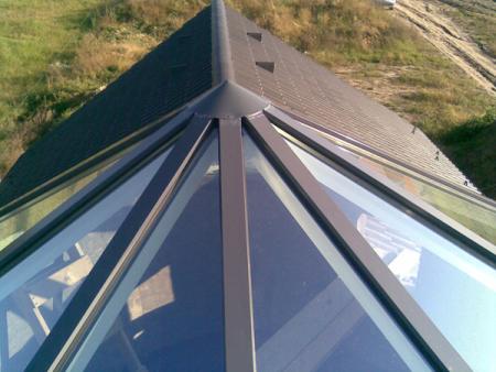 Négyévszakos üveggel készült kupola, ami természetes fényt enged be a lakásba