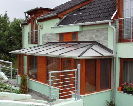 Szélfogó fa nyílászárokkal