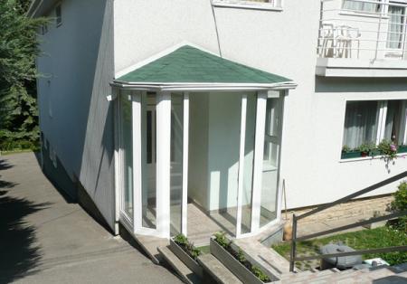 Szélfogó zsindelytetővel, acélszerkezetes vázra épített, műanyag nyílászáróval