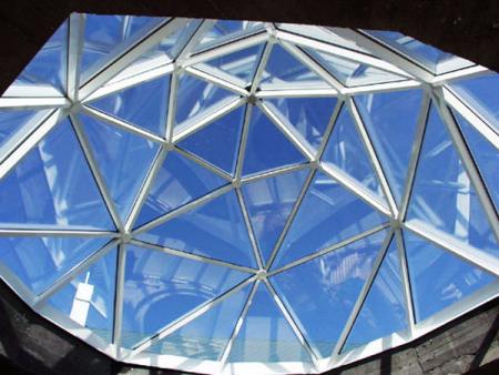 Üvegtető kupola háromszögekből