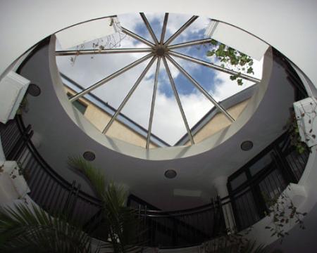 Üvegtető alatt kör galéria